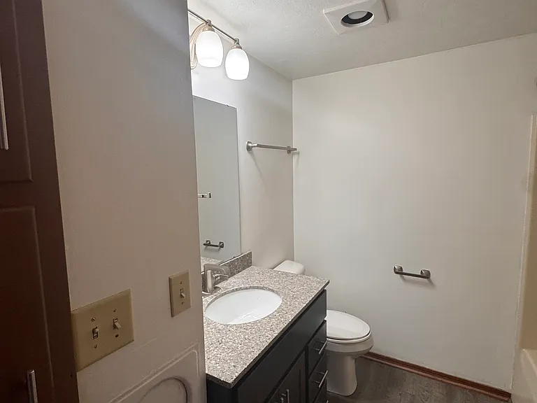 2nd floor - full bathroom