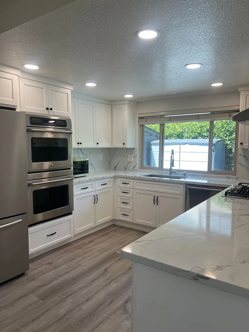 Beautiful custom home with hillside views — Photo 2