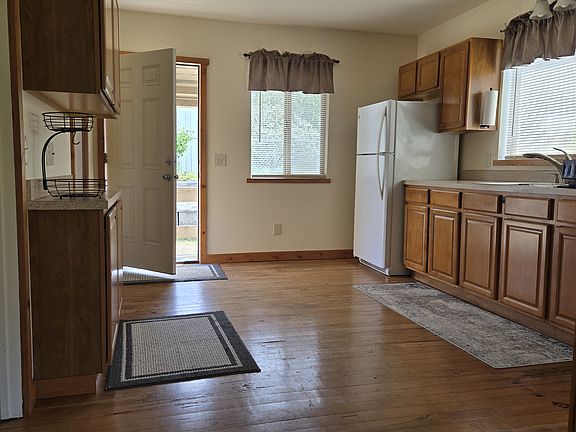3rd image of 318 9th St NE