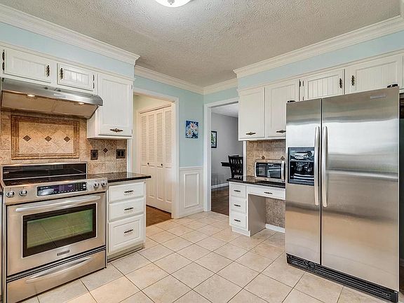 3rd image of 4520 Lochiel Ct