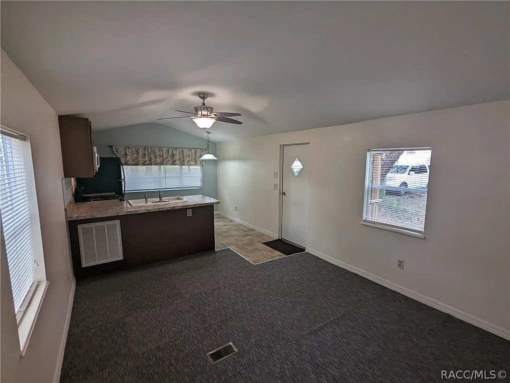 2 bed, 1.0 bath, 576 sqft, $1,000 — Photo 4
