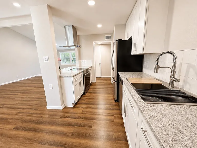901 Melrose Dr — Photo 5