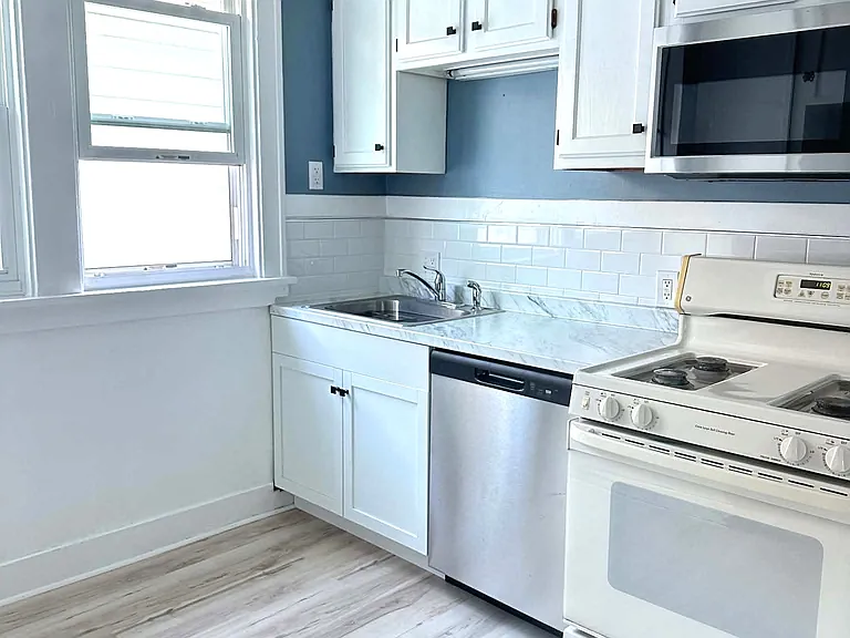 134 Groveland St — Photo 4