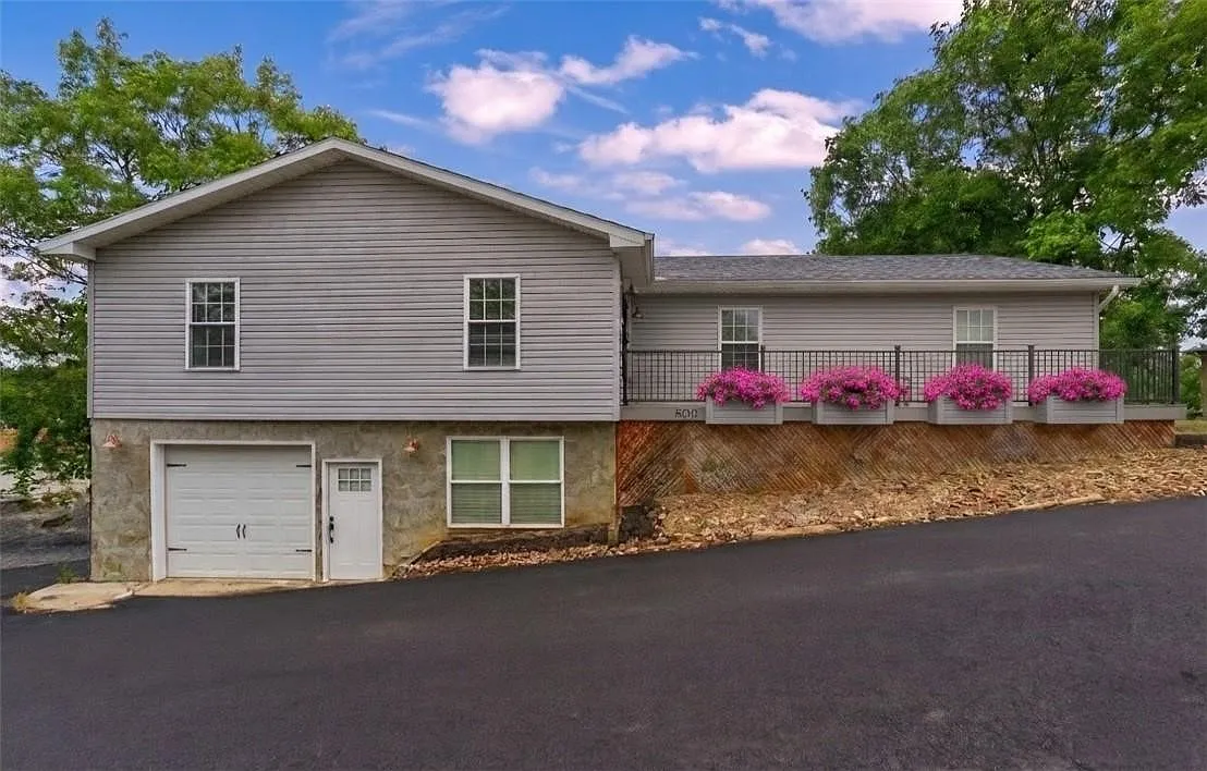3 bed, 2.0 bath, 2400 sqft, $2,850 — Photo 1