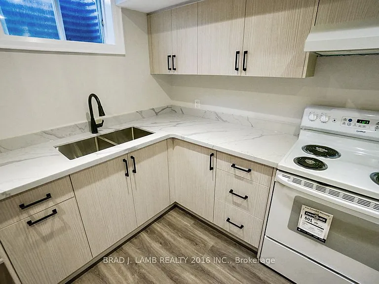 62 Royal Garden Blvd #BASEMENT — Photo 2