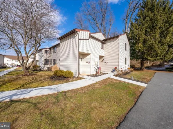 48 N Hull St, Sinking Spring, PA 19608