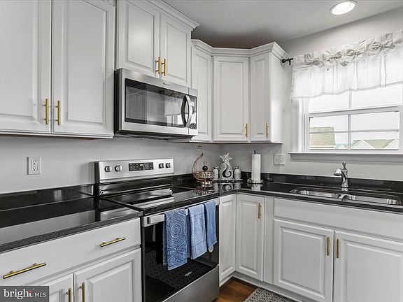 3rd image of 430 Eurasian Dr