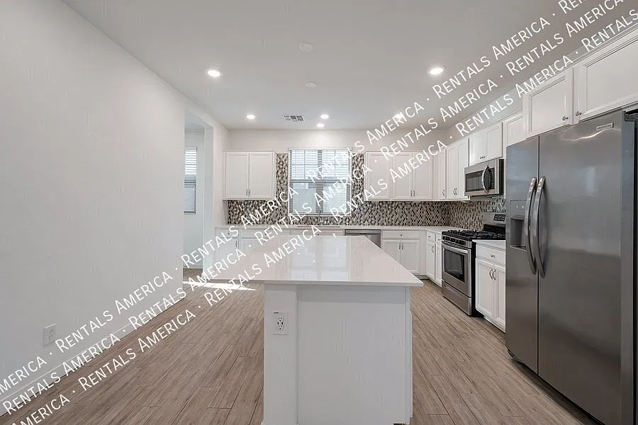 Coming Soon Amazing 3-Bedroom 3 1/2 Bath — Photo 3