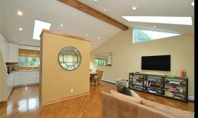 4 bed, 2.5 bath, 2000 sqft, $6,500 — Photo 4