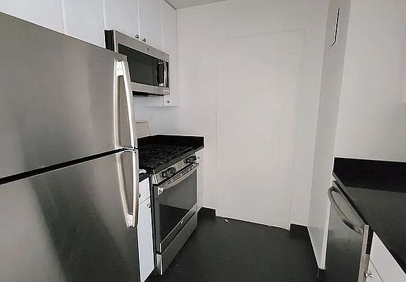 4th image of 300 E 96th St APT 3B