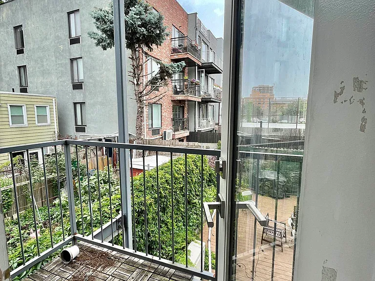 376 Graham Ave #2R — Photo 9
