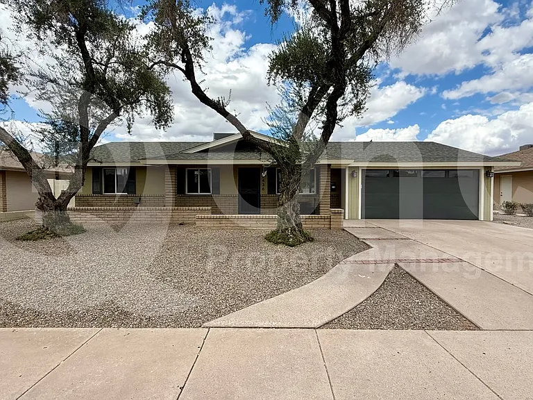 2436 E Fairmont Dr — Photo 2