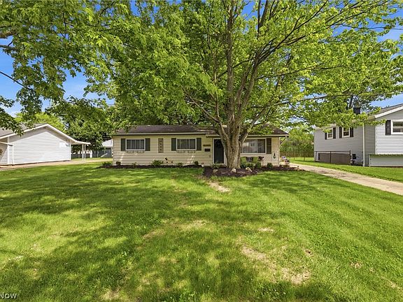 3rd image of 24264 Fairlawn Dr