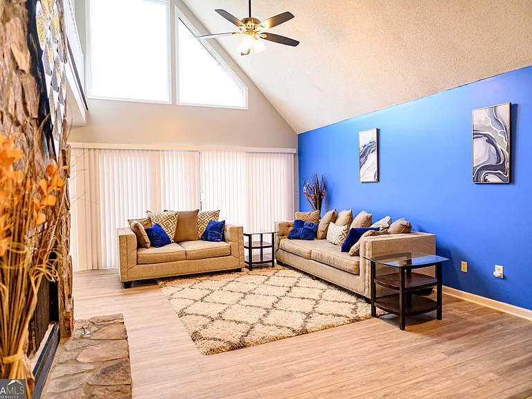 390 Stoneridge Way — Photo 3