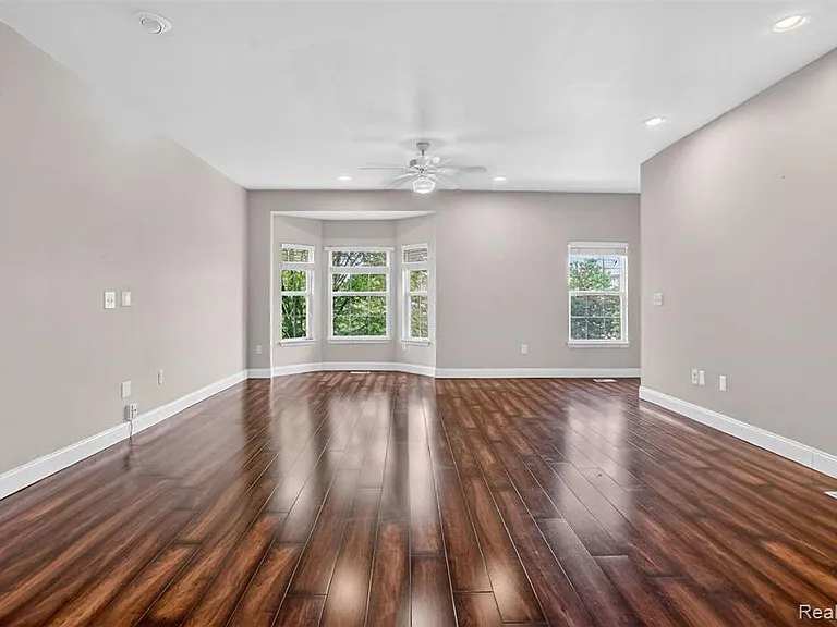 22680 Goddard Rd — Photo 11