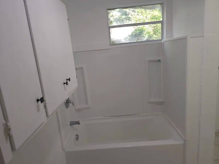 216 Elizabeth Ter — Photo 7