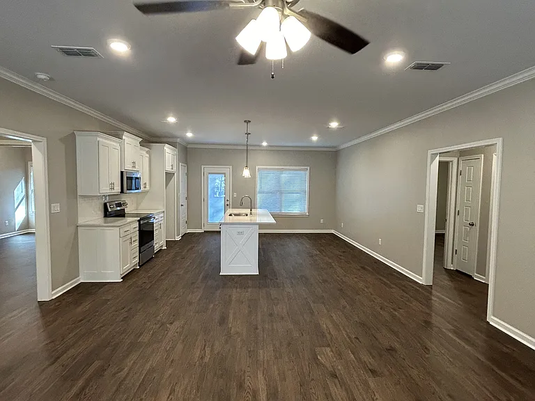 121 Stonebriar Dr — Photo 2