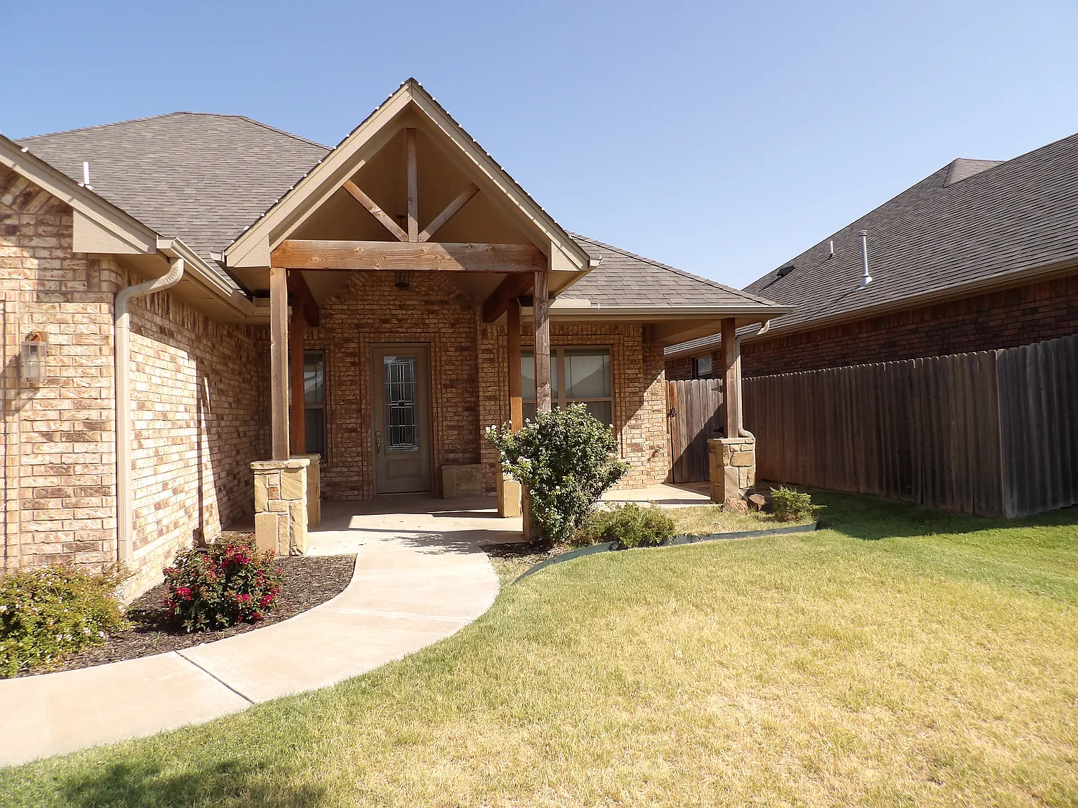 4 bed, 2264 sqft, $2,800 — Photo 2