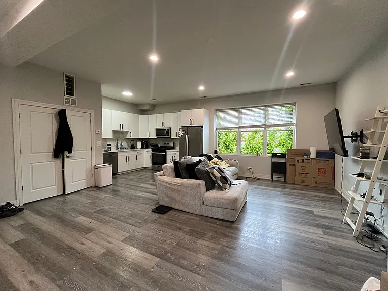 3132 S Lituanica Ave — Photo 8