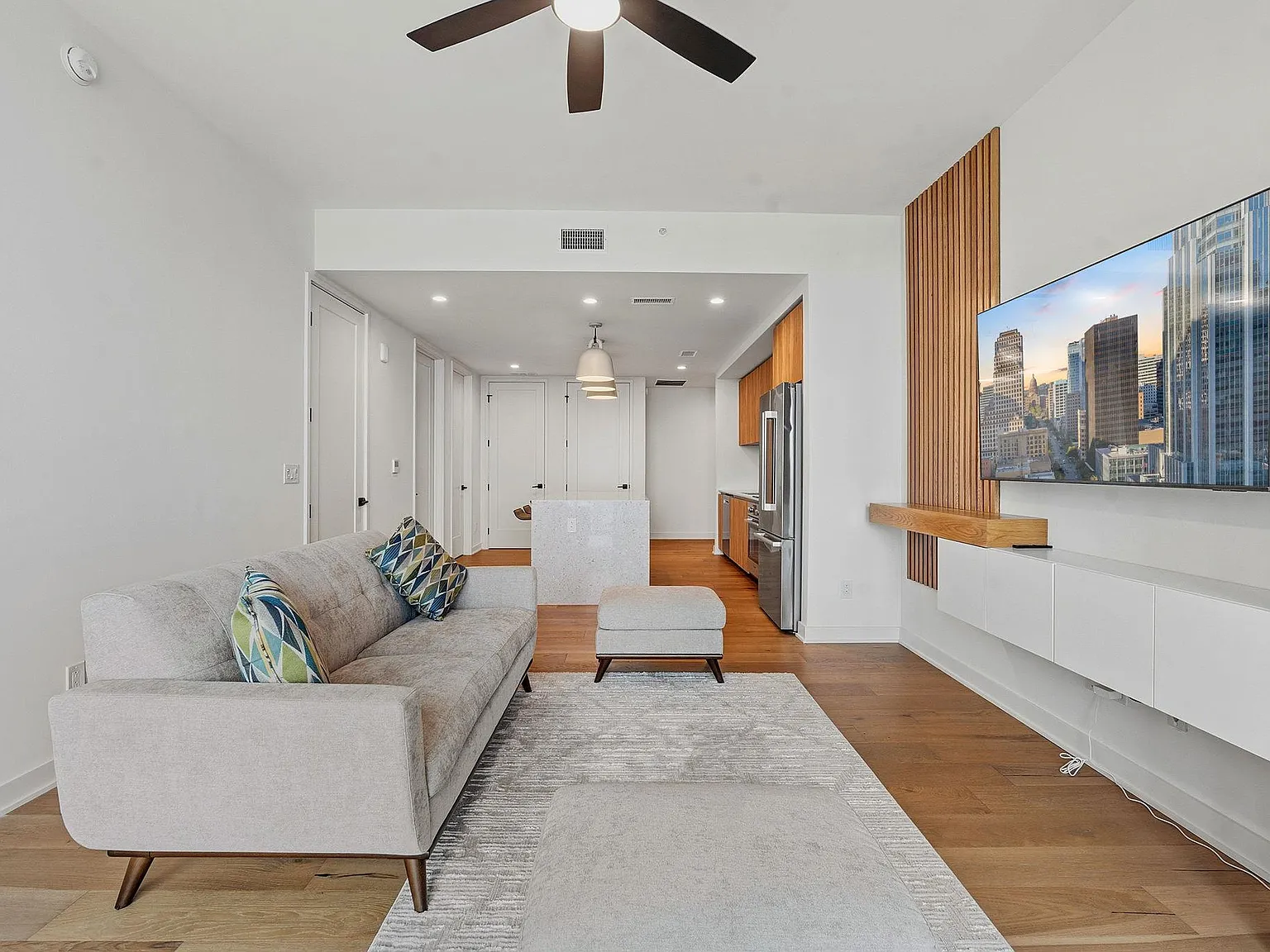 2 bed, 2.0 bath, 1073 sqft, $4,400 — Photo 2