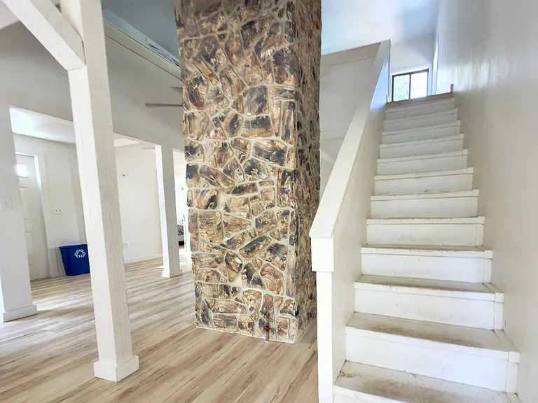 105 Esther St — Photo 10
