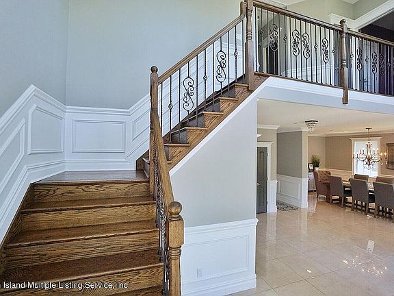 4th image of 561 Rockaway St