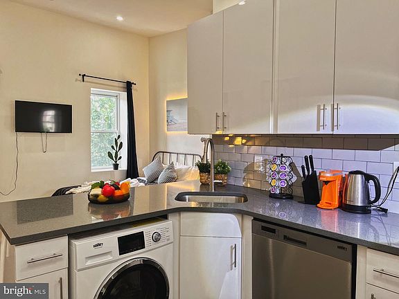 5th image of 1725 Bainbridge St #0