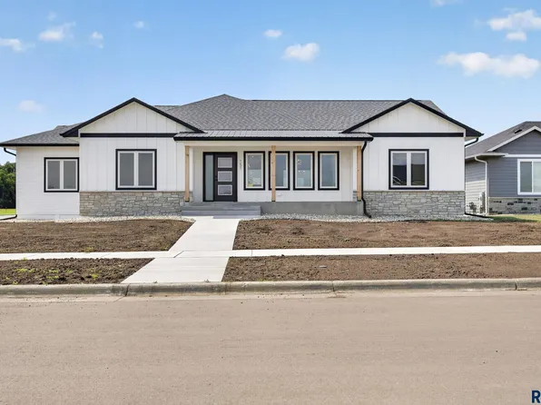 151 Mydland Cir, Harrisburg, SD 57032