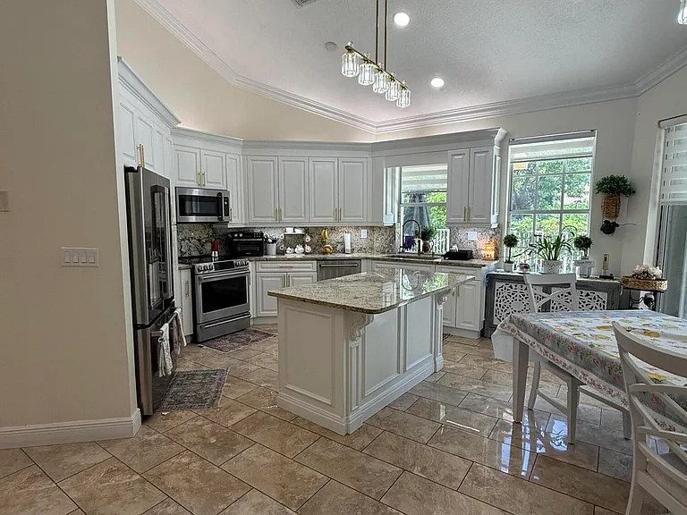 2385 Sunderland Ave — Photo 6