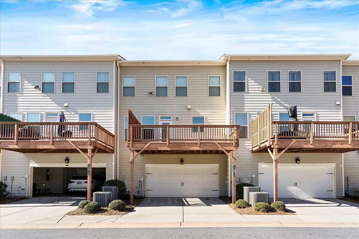 4 bed, 3.5 bath, 2416 sqft, $3,300 — Photo 3