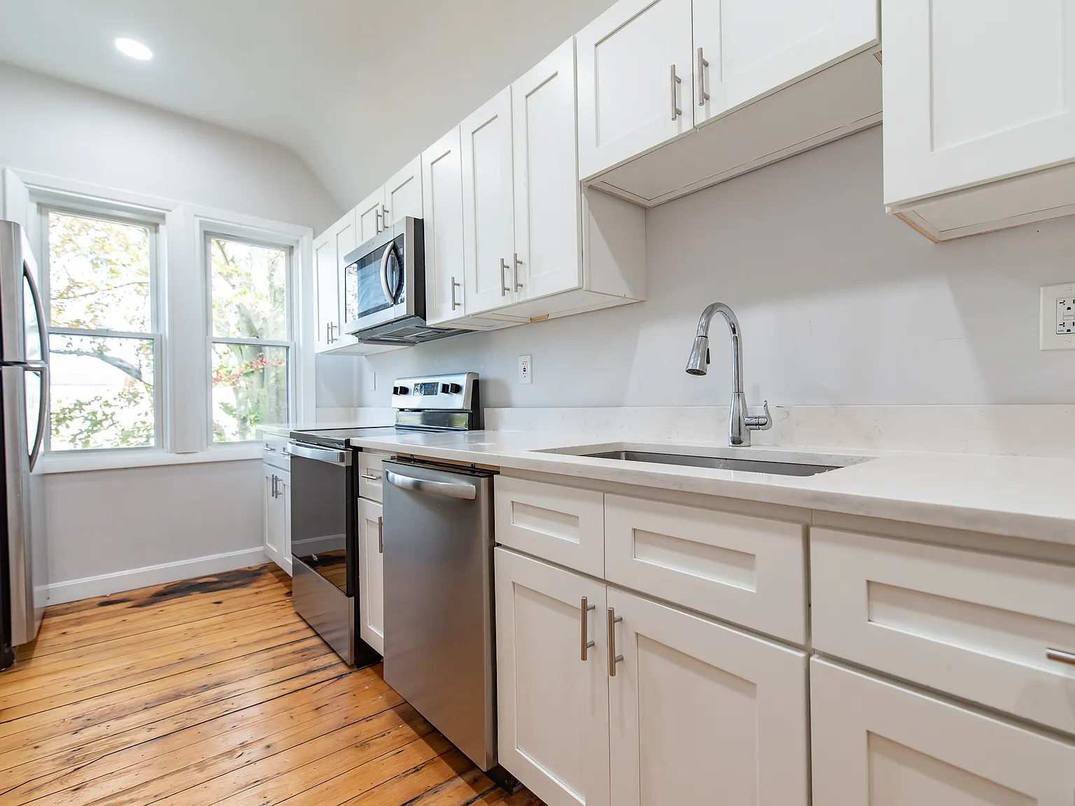 2 bed, 1100 sqft, $2,200 — Photo 1
