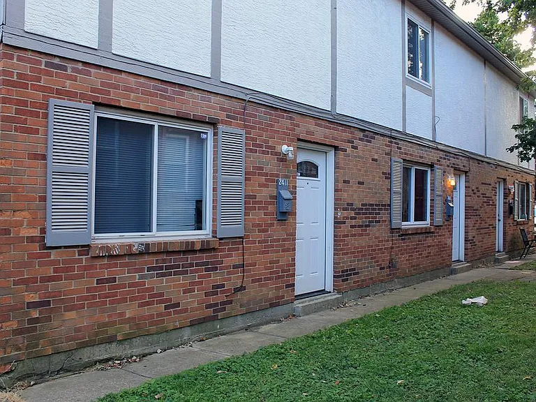 2415 Glenmawr Ave — Photo 2