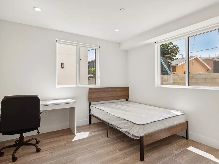1332 W 35th Pl - USC DPS — Photo 5