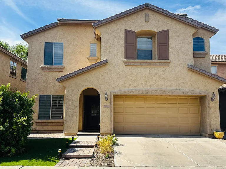 2138 W Marconi Ave — Photo 2