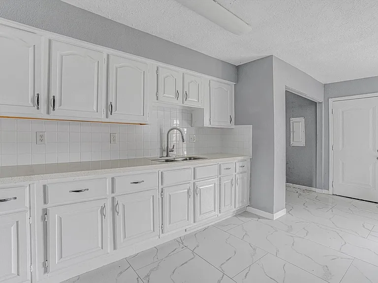 14618 Flair Dr — Photo 12