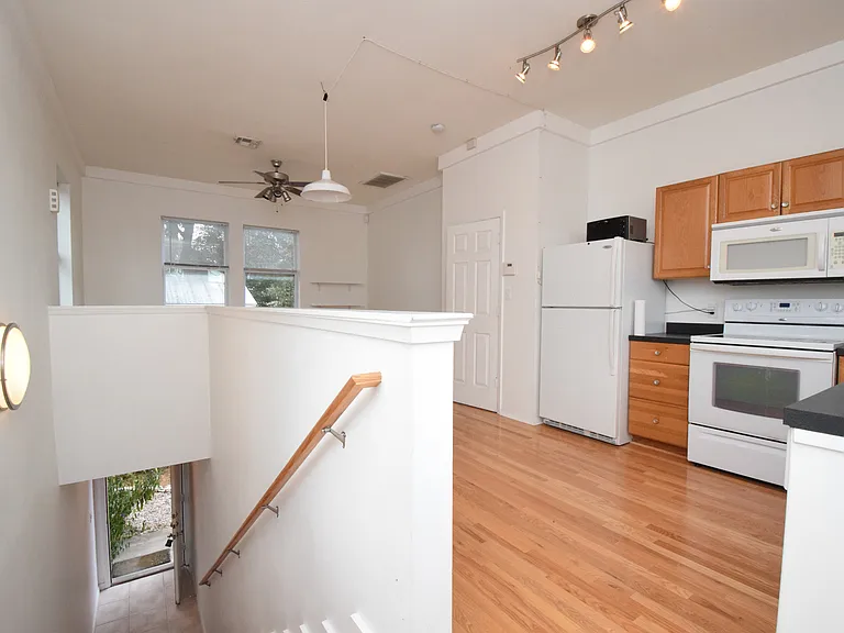 2102B Greenwood Ave — Photo 4