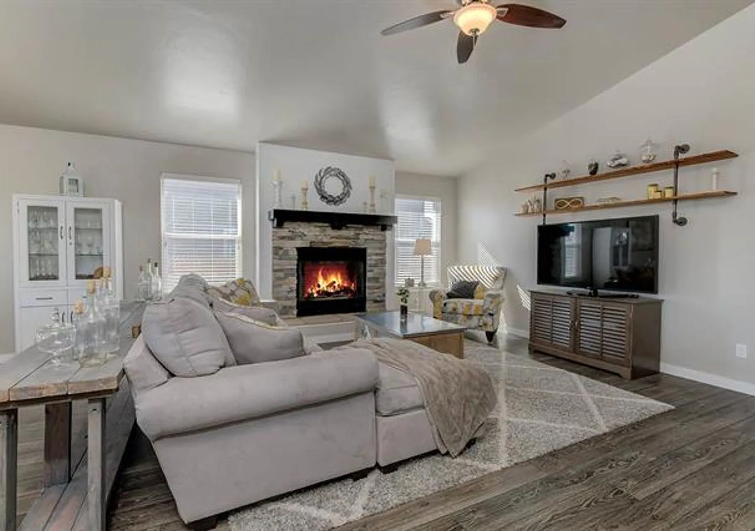 Stunning 3 bedroom 2 bathroom home available soon — Photo 4