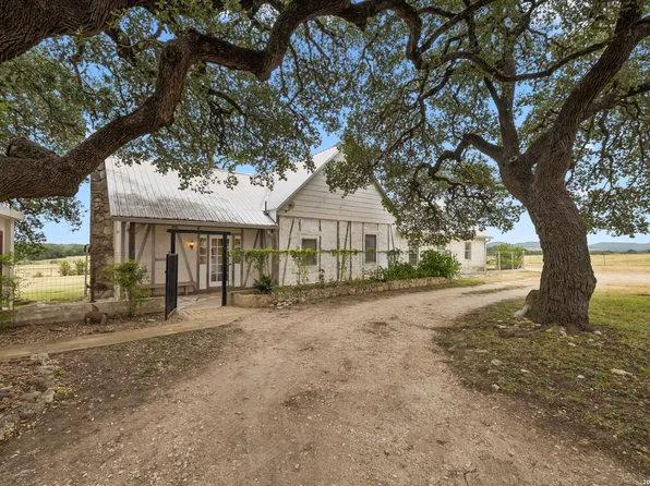 48 Holiday Rd, Comfort, TX 78013