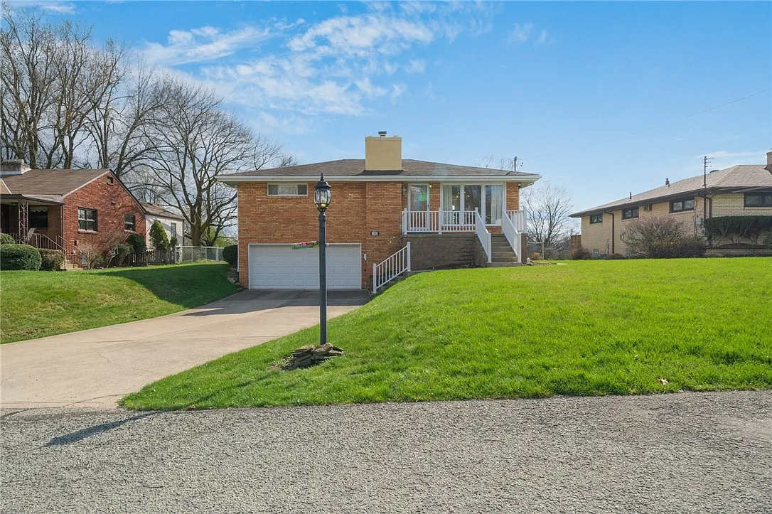 1302 Hillsdale Dr photo 1