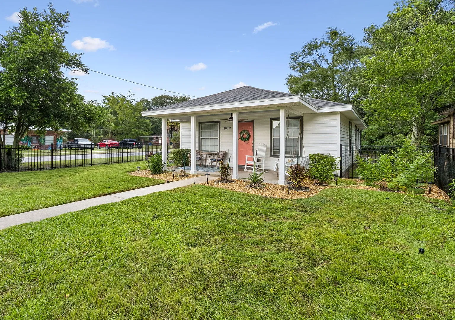 3 bed, 1.5 bath, 1050 sqft, $3,200 — Photo 2