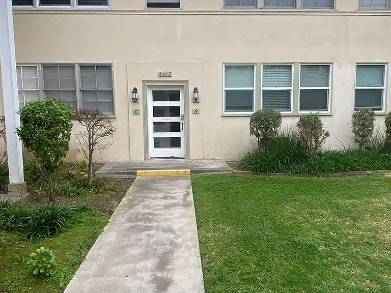 1000-1050 E San Antonio Dr — Photo 16