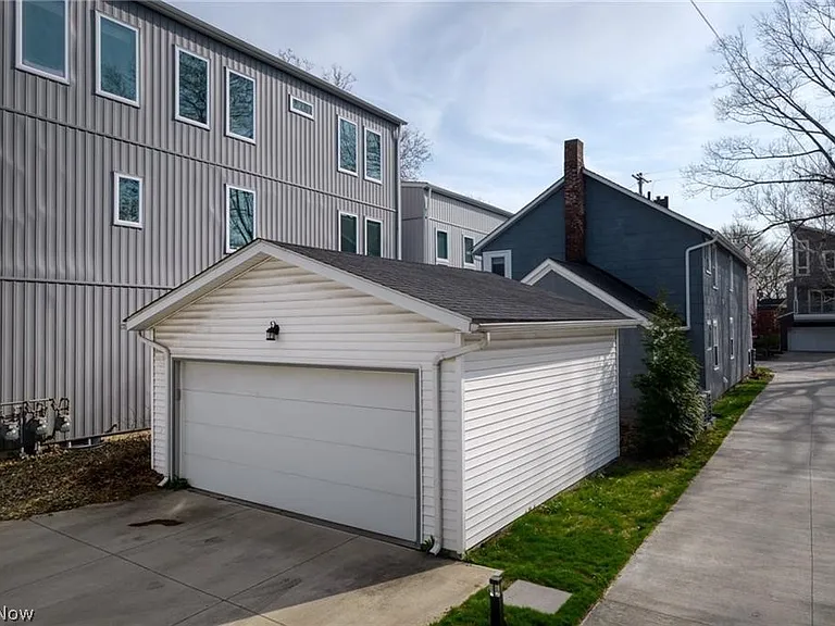 2471 Tremont Ave #UP — Photo 2