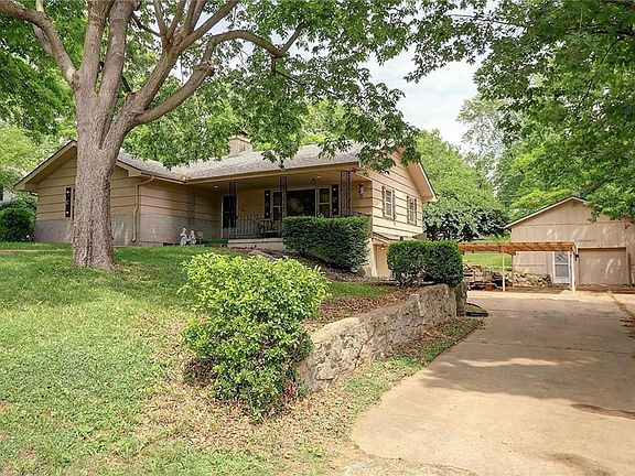 3rd image of 2715 Cedar Crest Dr
