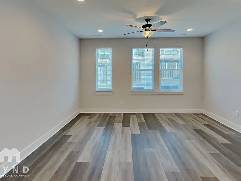 586 W End Dr — Photo 3