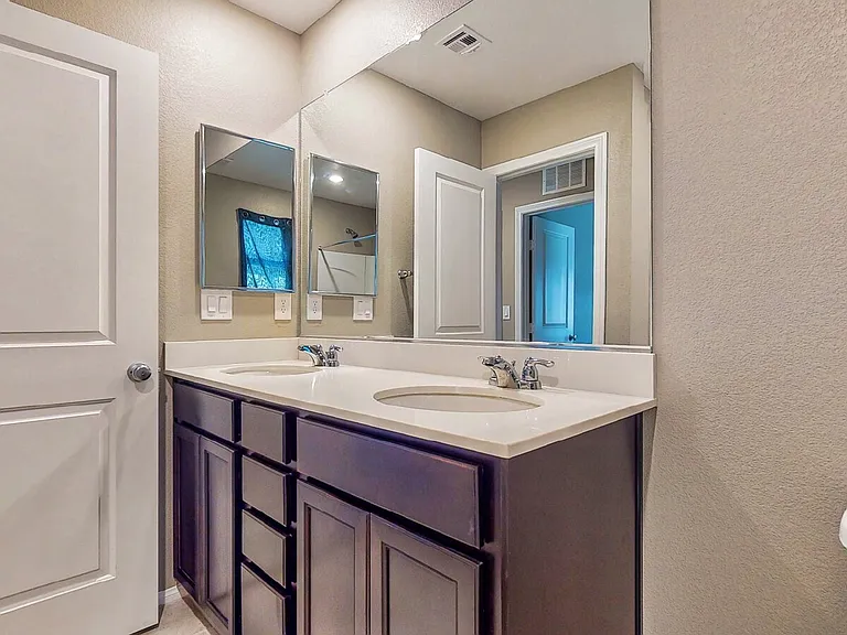 9733 Cluny Ave — Photo 35