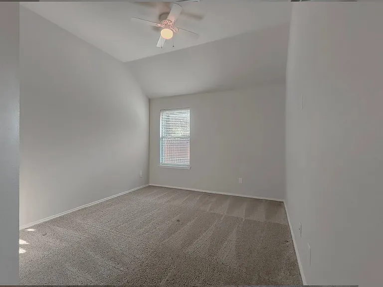 824 Lake Grove Dr — Photo 17