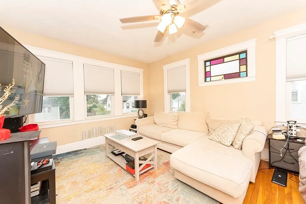 4 bed, 2000 sqft, $3,700 — Photo 2