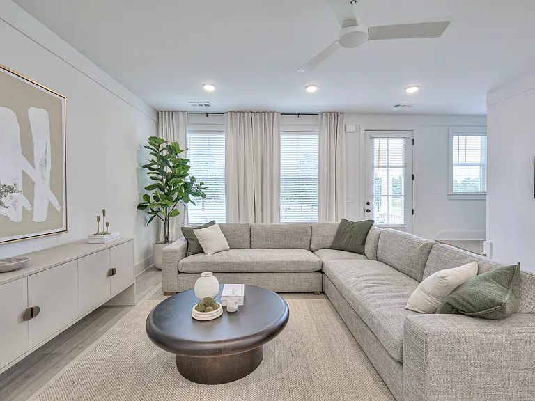 1589 Residences — Photo 45