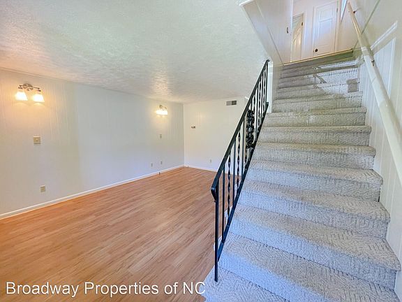 3rd image of 10 Woodstone Dr APT 3