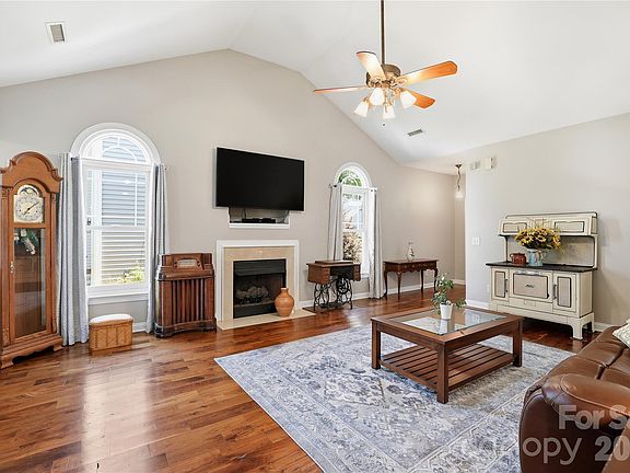 5th image of 1008 Triple Crown Dr
